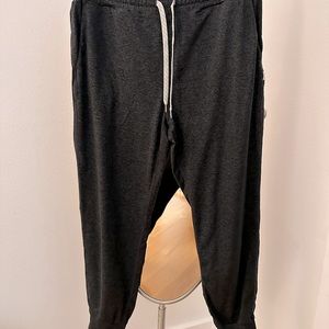 Vuori Joggers in Charcoal Heather size Medium